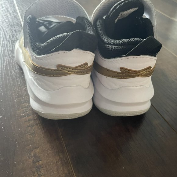 Nike Hustle - youth size 2, Nike Kids' Pre-School Team Hustle Basketball shoes - Picture 5 of 5